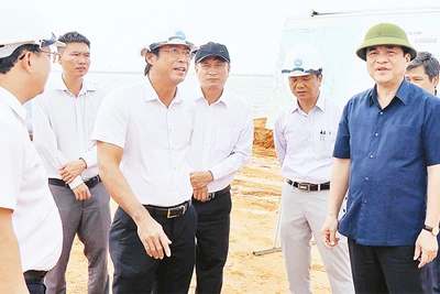 Lãnh đạo tỉnh Quảng Nam kiểm tra tiến độ thi công các dự án vùng ven biển tỉnh Quảng Nam.