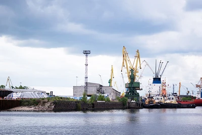 Quang cảnh trên vịnh Gu-tu-ép-xcai-a.