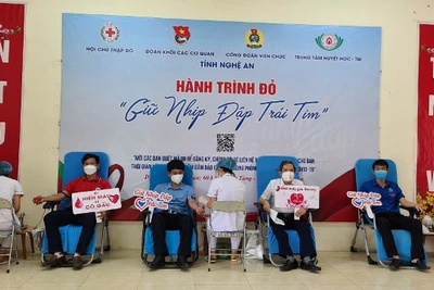 Lãnh đạo các đơn vị cơ quan ở Nghệ An tham gia hiến máu.