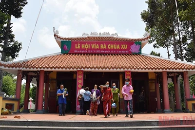 Du khách viếng Miếu Bà Chúa xứ tại Gò Tháp. 