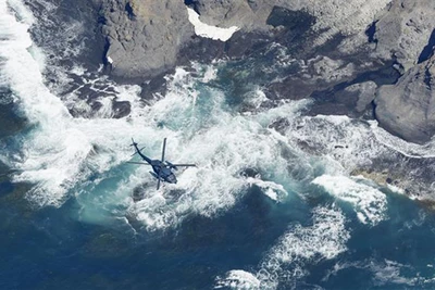 Trực thăng cứu hộ tham gia tìm kiếm nạn nhân sau vụ chìm tàu du lịch Kazu I ở ngoài khơi bán đảo Shiretoko (Nhật Bản), ngày 25/4/2022. (Ảnh: Kyodo/TTXVN)