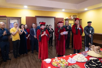 Lễ dâng hương Giỗ Tổ tại gian thờ Vua Hùng, trong Niệm phật đường ở Moskva. (Ảnh: THANH THỂ) 