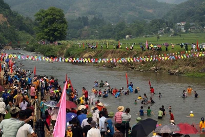 Không chỉ người dân bản địa, du khách ở rất nhiều nơi trong và ngoài tỉnh cũng đến dự hội té nước cầu may của đồng bào người Thái.