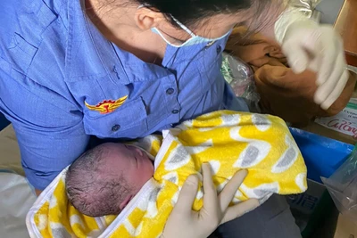 Tổ tàu SE8 phối hợp hành khách trên tàu hỗ trợ sản phụ chuyển dạ, sinh con “mẹ tròn, con vuông”.