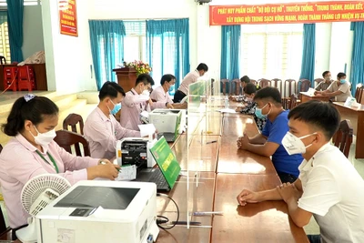 Giải ngân cho vay tại Phòng giao dịch Ngân hàng Chính sách xã hội huyện Bến Cầu (Tây Ninh).