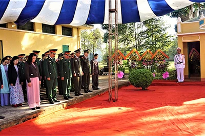 Các đại biểu mặc niệm tưởng nhớ các chiến sĩ cách mạng từng bị bắt, tù đày, hy sinh tại Di tích lịch sử quốc gia đặc biệt Nhà đày Buôn Ma Thuột.