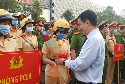 Lãnh đạo các đơn vị tặng hoa, động viên các lực lượng trước khi xuất phát thực hiện nhiệm vụ.