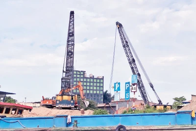 Một bến thủy nội địa không phép ở khu vực sông chợ Đệm, có tàu chở vật liệu xây dựng cập bến.