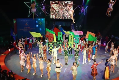 Buổi lễ diễn ra với nhiều tiết mục xiếc sôi động chào mừng. (Ảnh: Quang Tấn)