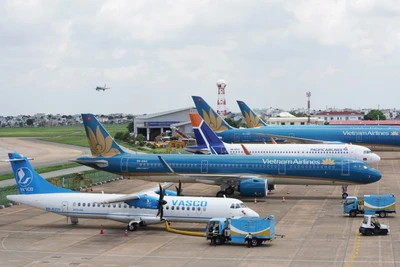 Sương mù dày đặc Hà Nội, máy bay phải chuyển hướng hạ cánh