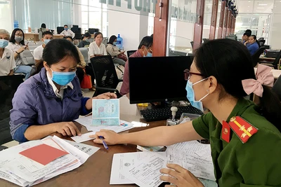 Người dân làm thủ tục hành chính tại Trung tâm hành chính công tỉnh Bến Tre.