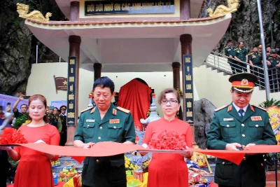 Các đại biểu cắt băng khánh thành Nhà bia tưởng niệm liệt sĩ.