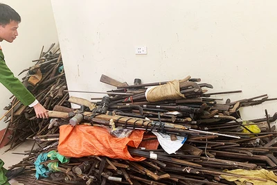Hàng trăm khẩu súng do Công an Kỳ Sơn mới thu hồi được trong dân bản.