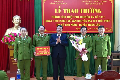 Lãnh đạo huyện Ngọc Lặc tặng hoa, trao thưởng cho Công an huyện.