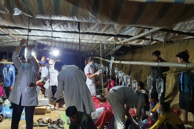 Đội y, bác sỹ điều cơ động của Trung tâm Y tế huyện Sìn Hồ tổ chức cấp cứu và phân loại bệnh nhân ngay tại nơi xảy ra ngộ độc thực phẩm.