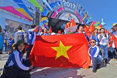 Thành viên Ðoàn đại biểu Ðoàn TNCS Hồ Chí Minh tham dự Liên hoan thanh niên, sinh viên thế giới lần thứ 19 tại thành phố Xô-tri (LB Nga). 