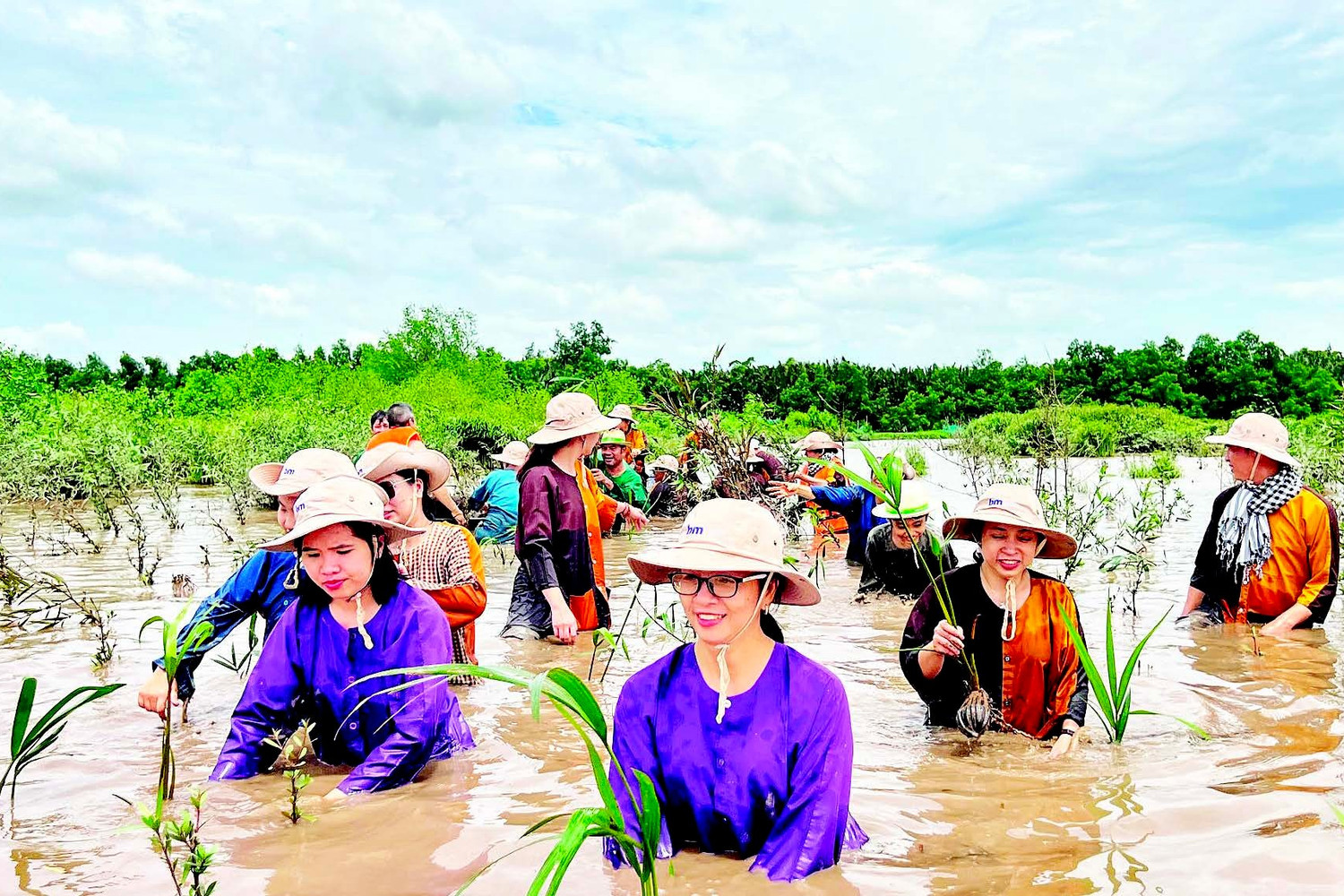Người dân đầu tư, phát triển du lịch sinh thái bên cù lao Lá (ấp Tân Quý, xã Mỹ Chánh Hòa, tỉnh Vĩnh Long).