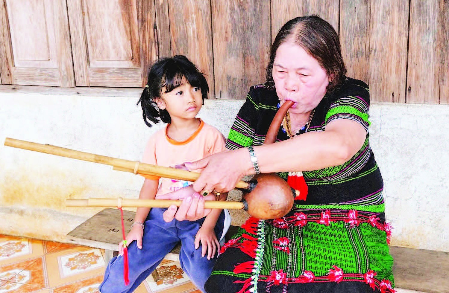 Nghệ nhân Ưu tú H’Grao đã có hơn 70 năm gắn bó với M’buốt. Bà còn thành thạo nhiều loại nhạc cụ dân tộc Mạ như: T’ron, t’rông, chiêng… và thuộc gần 100 bài dân ca.