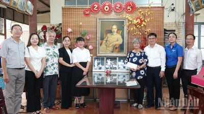 Đoàn công tác chụp ảnh lưu niệm với Nghệ sĩ Ưu tú Phi Yến (thứ tư từ phải sang) tại nhà riêng. (Ảnh: Mạnh Hảo)