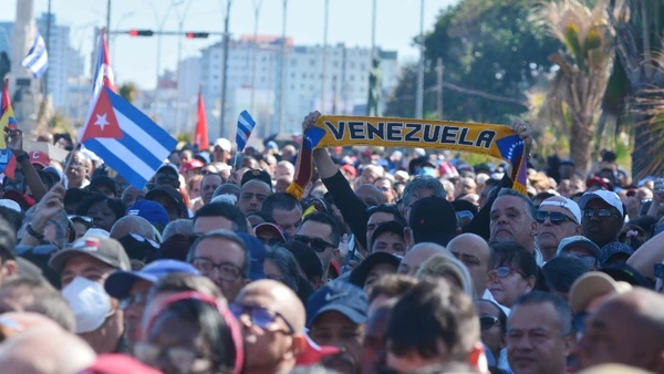 Người dân Cuba dâng cao khẩu hiệu ủng hộ Venezuela. (Ảnh: TTXVN)