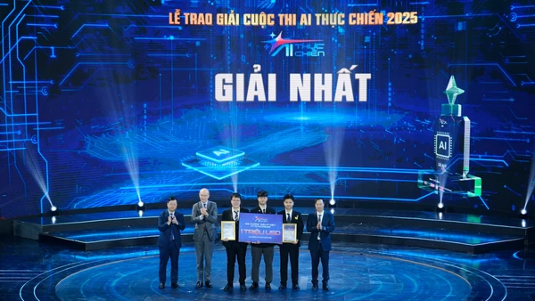 Trao giải Nhất cuộc thi "AI thực chiến" 2025. (Ảnh: DUY MẠNH)