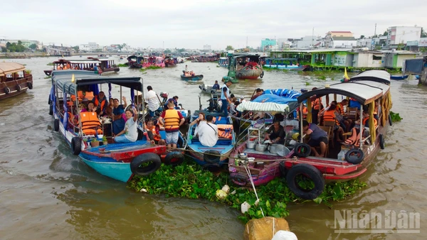 Không chỉ là nơi mua bán, chợ nổi đã trở thành một biểu tượng lâu đời của văn hóa sông nước miền Tây Nam Bộ.