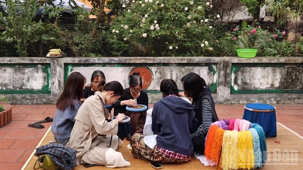 Lớp học nghệ thuật thủ công là một cách kết nối thế hệ hôm nay với các giá trị văn hóa truyền thống lâu đời.