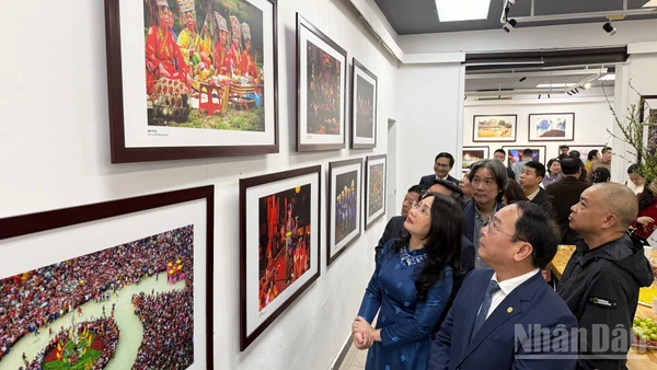 Đông đảo đại biểu, nhiếp ảnh gia và công chúng tham quan triển lãm trong ngày khai mạc.