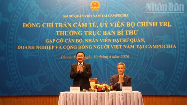 Thường trực Ban Bí thư Trần Cẩm Tú thăm Đại sứ quán Việt Nam tại Campuchia. (Ảnh: HUY VŨ)