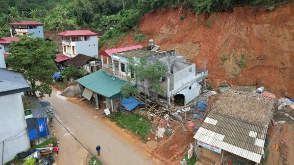 Sạt lở đe doạ nhiều hộ dân sinh sống dưới chân ta-luy dương. (Ảnh: TUẤN SƠN)