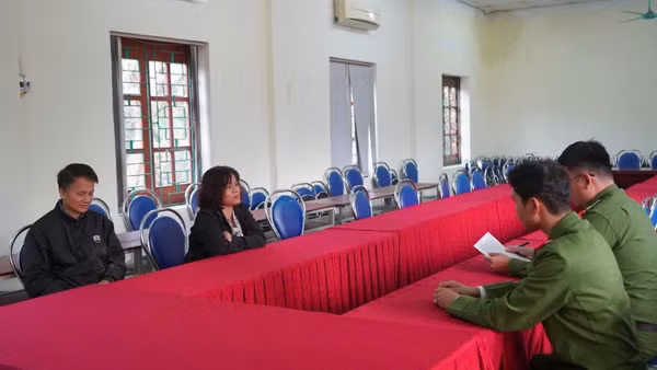 Công an làm việc với các đối tượng nghi bạo hành cháu P.A. (Ảnh: Công an tỉnh Thái Nguyên)