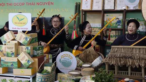 Trình diễn văn nghệ dân gian tại hội thi. (Ảnh: TUẤN SƠN)