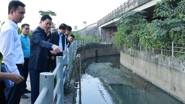 Chủ tịch Uỷ ban nhân dân tỉnh Thái Nguyên Vương Quốc Tuấn (thứ hai từ trái qua) kiểm tra điểm ngập úng tại đầu nguồn suối Làng Đanh. (Ảnh: NGUYỄN SƠN).