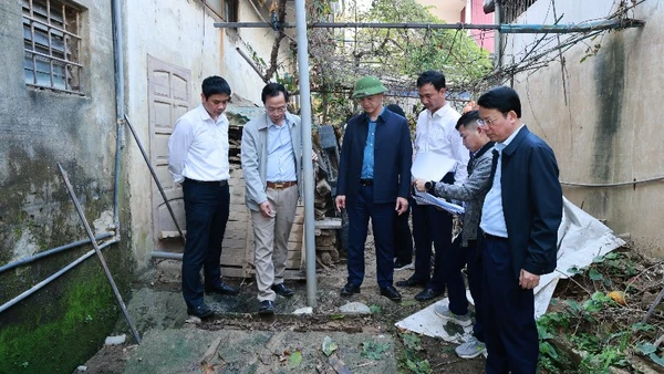 Chủ tịch Ủy ban nhân dân tỉnh Thái Nguyên Vương Quốc Tuấn (đội mũ) kiểm tra, chỉ đạo triển khai công trình khắc phục ngập úng tại phường Phan Đình Phùng. (Ảnh: ĐÌNH SƠN)