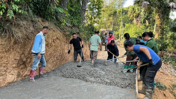 Nhân dân xã Phong Quang góp sức làm đường trục thôn. (Ảnh: TUẤN SƠN)