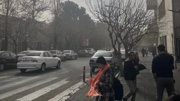 Người dân Iran trên tuyến phố gần Trường đại học Tehran sau vụ tấn công của Israel và Mỹ, ngày 28/2/2026. (Ảnh: THX/TTXVN)