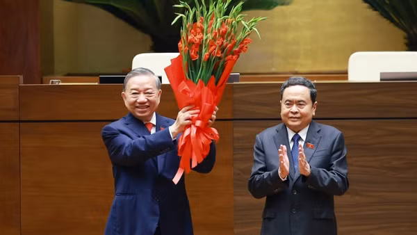 Chủ tịch Quốc hội Trần Thanh Mẫn thay mặt lãnh đạo Đảng, Nhà nước và Đại biểu Quốc hội khóa XVI tặng hoa chúc mừng Tổng Bí thư, Chủ tịch nước Tô Lâm. (Ảnh: TTXVN)