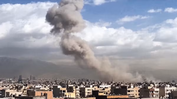 Khói bốc lên sau vụ không kích của lực lượng Mỹ-Israel nhằm vào thủ đô Tehran, Iran, ngày 28/2/2026. (Ảnh: ANI/TTXVN)