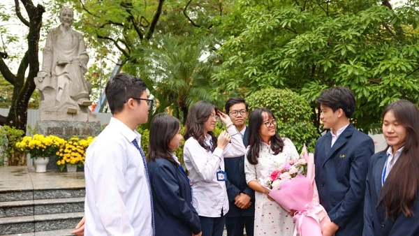 Học sinh Trường trung học phổ thông chuyên Chu Văn An (Hà Nội) chúc mừng thầy cô trong dịp Ngày Nhà giáo Việt Nam 20/11.