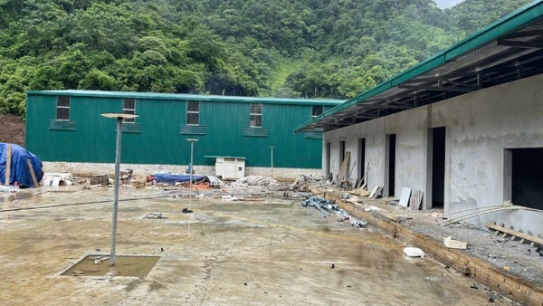 Nhà xưởng được Công ty trách nhiệm hữu hạn Ngọc Linh xây dựng kiên cố trong khu vực san ủi trái phép tại xã Bằng Thành. (Ảnh: TUẤN SƠN)