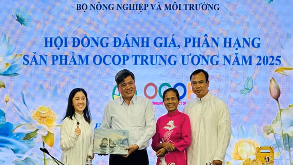 Các đại diện Trà Việt Tú nhận vinh danh tại sự kiện phân hạng sản phẩm OCOP Trung ương năm 2025. (Ảnh: L.Hường)