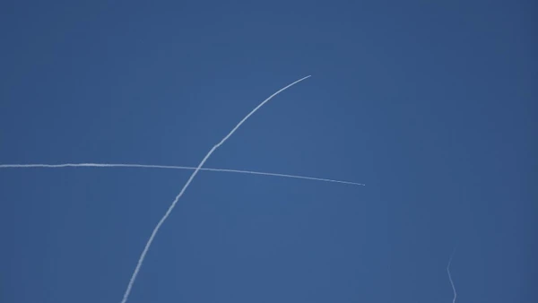 Ảnh minh họa: Những vệt khói trên bầu trời Tel Aviv (Israel) khi hệ thống phòng không Israel đánh chặn tên lửa từ Iran, ngày 1/3/2026. (Ảnh: AA/TTXVN)