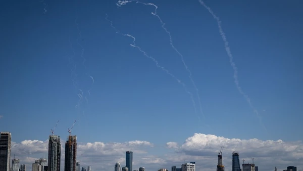 Những vệt khói trên bầu trời Tel Aviv (Israel) khi hệ thống phòng không Israel đánh chặn tên lửa từ Iran, ngày 1/3/2026. (Ảnh: THX/TTXVN)