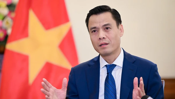 Thứ trưởng Ngoại giao Đặng Hoàng Giang trả lời phỏng vấn. 