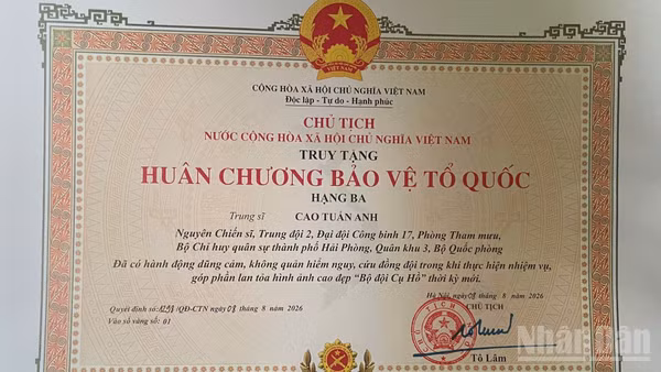 Chủ tịch nước ký Quyết định truy tặng Trung sĩ Cao Tuấn Anh Huân chương Bảo vệ Tổ quốc hạng Ba. (Ảnh: QUÂN KHU 3)