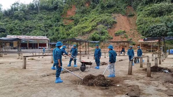 Lực lượng dân quân tự vệ xã Nghiên Loan tiến hành dọn dẹp, vệ sinh, khử trùng chợ trâu, bò. (Ảnh: Ủy ban nhân dân xã Nghiên Loan).