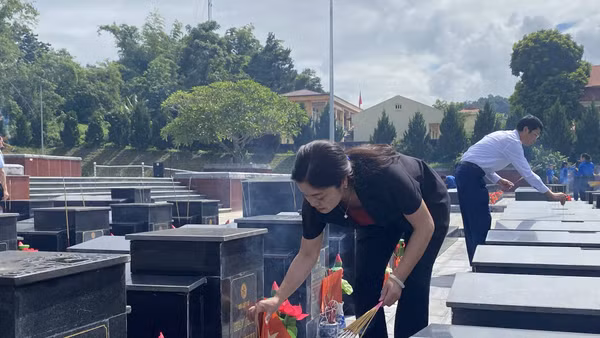 Lãnh đạo tỉnh Thái Nguyên thắp hương, viếng các phần mộ liệt sĩ chưa xác định được thông tin tại Nghĩa trang liệt sĩ Bắc Kạn, xã Phủ Thông. (Ảnh: THANH TUYỀN)
