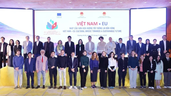 Thứ trưởng Ngoại giao Lê Thị Thu Hằng và các đại biểu chụp ảnh chung tại sự kiện Ngày Việt Nam-EU với chủ đề: “Việt Nam-EU: Nhịp cầu văn hóa hướng tới tương lai bền vững”, diễn ra tại Quảng Ninh, ngày 7/11/2025. (Ảnh: Bộ Ngoại giao)