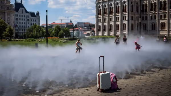 Người dân tránh nóng bên hệ thống phun sương ở Budapest, Hungary, ngày 24/6/2026. (Ảnh: THX/TTXVN)