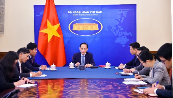 Bộ trưởng Ngoại giao Lê Hoài Trung điện đàm với Bộ trưởng Ngoại giao Philippines Maria Theresa Lazaro. (Ảnh: Bộ Ngoại giao)